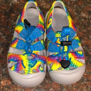 Kids size 5 Keen shoes tie dye print